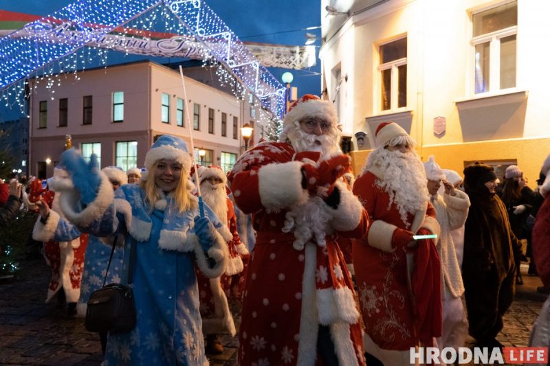Под дождем и без флешмоба. В Гродно прошло шествие Дедов Морозов и зажгли главную ёлку шествие Дедов Морозов в Гродно