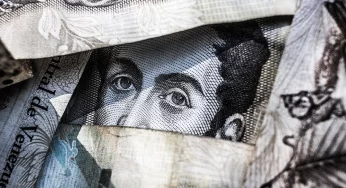 Лидчанка убедила пожилую пенсионерку дать взятку заведующей — и украла ее