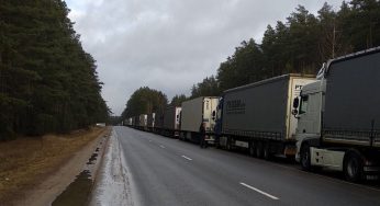 Белорусские фуры спешат выехать из Евросоюза. На границе многокилометровая очередь