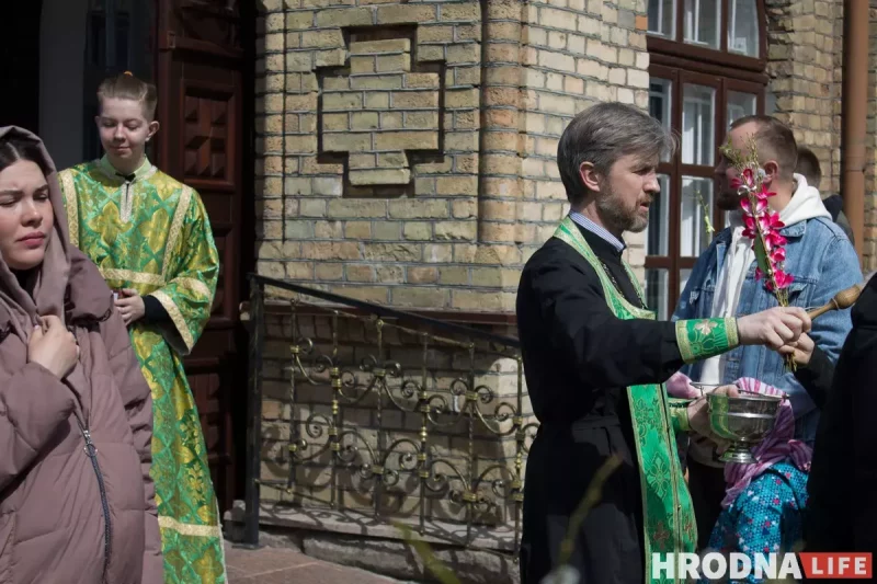 С белорусскими “котиками” вместо пальмовых веток. Православные в Гродно отметили Вербное воскресение
