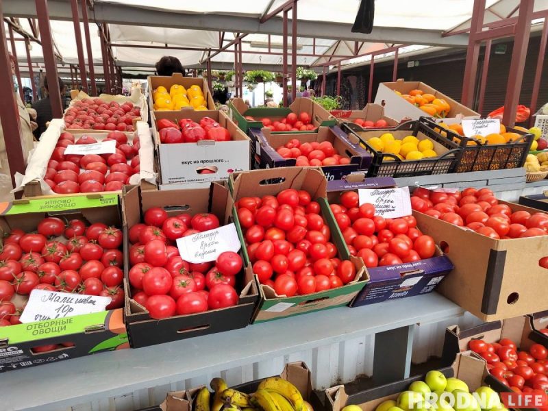 Азербайджанские помидоры на мини-рынке у универсама "Брест"