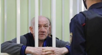 Обвиняемый по делу Автуховича объявил сухую голодовку. Его привели на заседание в трусах