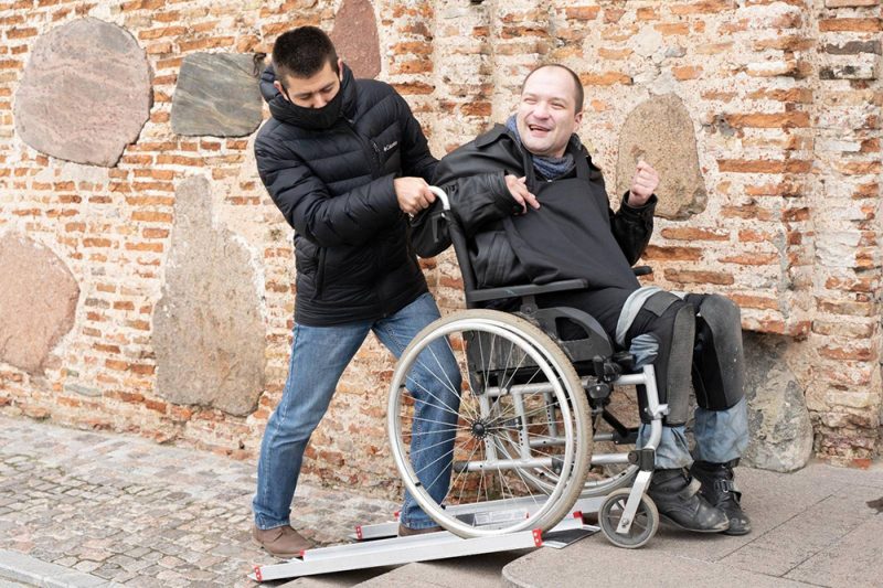 По Гродно разрабатывают инклюзивную экскурсию. В нее включат замки, хотя там нет даже пандусов Инклюзивная прогулка проекта "Пошли-Поехали". Иллюстративное фото Hrodna.life