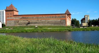 «Лидское пиво» устроит белорусский диктант. Чем больше людей напишет, тем больше денег получит Лидский замок