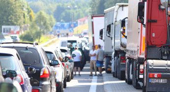 Поляки — к родным и друзьям. Белорусы — «на закупы». Что там, на границе в Бобровниках?