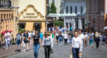 В Старый замок нет билетов, в гостиницах нет мест, экскурсоводов не хватает: Гродно заполонили туристы