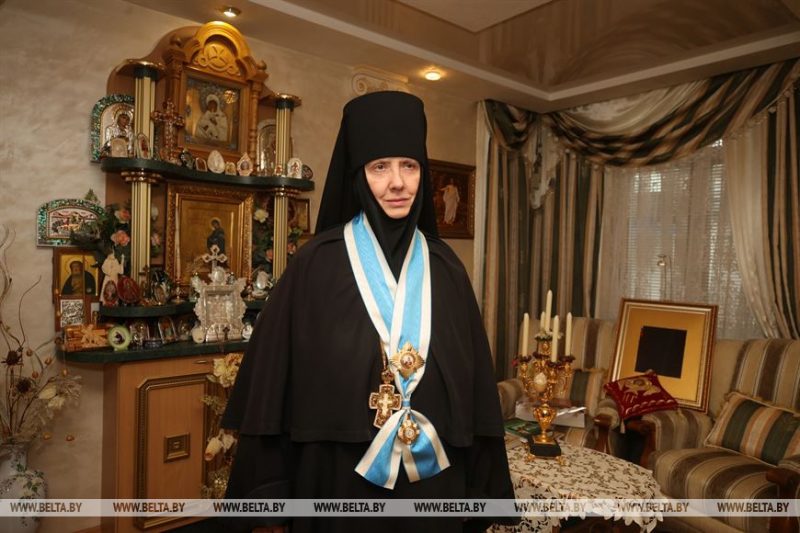 Игуменья Гавриила с орденом. Фото: БелТА