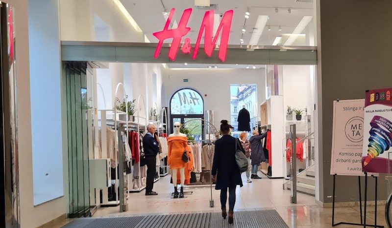 Сток vs новая коллекция: собираем осеннюю капсулу H&M в трех странах Магазин бренда H&M в одном из торговых центров Вильнюса