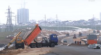 Без верхнего слоя асфальта, но с освещением: дорогу от Озерского шоссе до Заболоти откроют совсем скоро