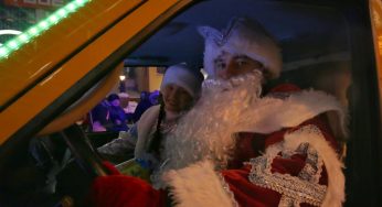 В Гродно прошел парад Дедов Морозов и Снегурочек. Как это было