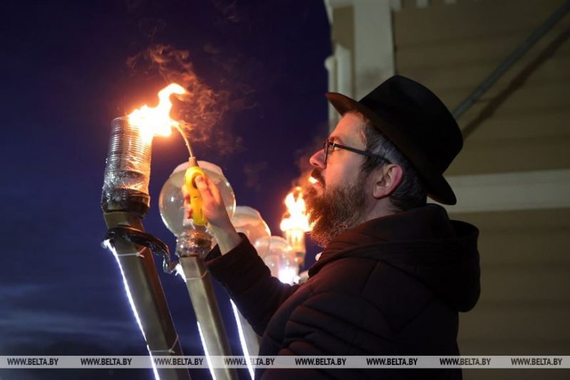 Габрэйская спадчына і беларускія гарады. Слухай і чытай пра самую недаацэненую частку нашай культуры Яўрэйскае свята Ханука. Равін запальвае вагні на балконец сінагогі. Фота: БелТА