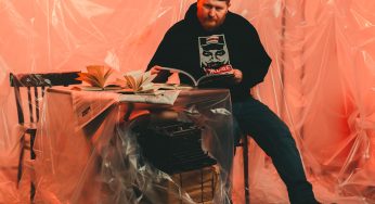 «Здесь очень хорошие условия для бизнеса». Гродненец открыл в Грузии магазин белорусской символики