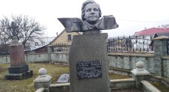 Памятник Ларисе Гениюш в Зельве останется. Хотя был установлен незаконно (обновлено)