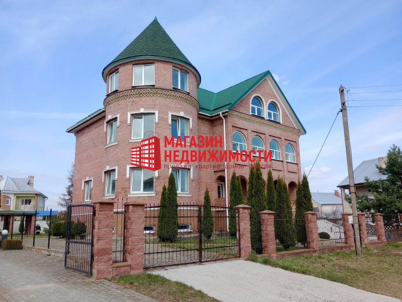 Коттедж-замок в Коробчицах