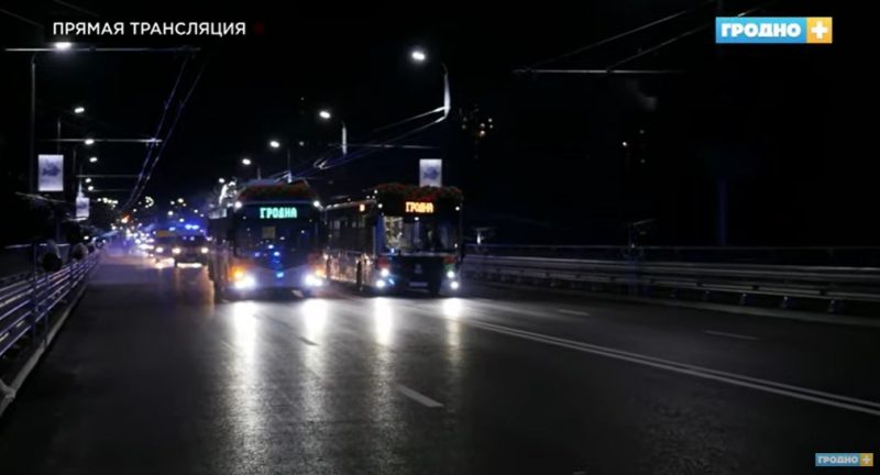 Городские троллейбусы на мосту.