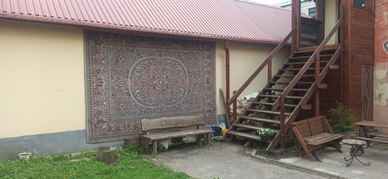 Как найти в Гродно ковер, малоизвестный стрит-арт и Эйфелеву башню? Поможет бот "Цудоўны #Гродна" дворик в Гродно