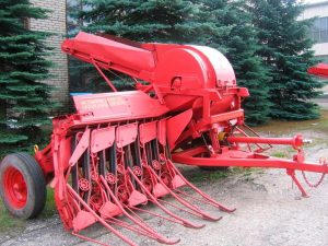 Тракторист в Слониме погиб под льнокомбайном Льнокомбайн