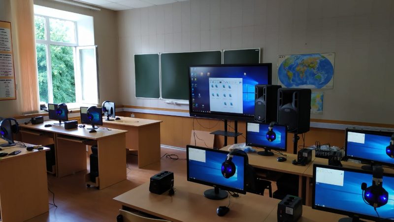 В школе в Грандичах будет лингафонный кабинет. Для него закупают много компьютеров лингафонный класс