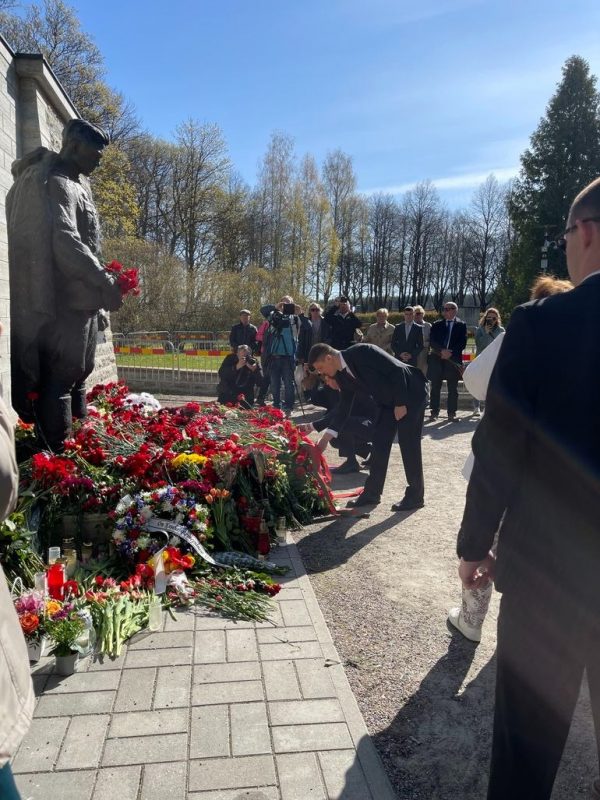 Возложение цветов в Таллинне 9 мая 2023 в День Победы