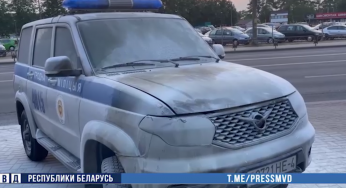 В Гродно подожгли патрульную машину прямо у отделения, под камерами. Поджигателя искала вся милиция города