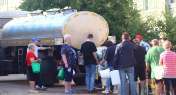 Весь город день был без воды. В Новогрудке прорвало центральный водопровод: подробности