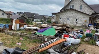 Семья, жившая под отрытым небом в Заболоти, заявила в милицию на журналистку, которая про них написала