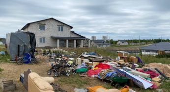 «Территорию привели в порядок». Семьей из Заболоти, жившей под открытым небом, занялись чиновники