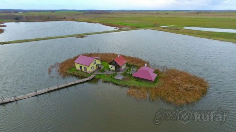 дом на озере в деревне