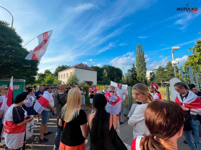 Беларусы пришли к посольству Беларуси в Варшаве с цветами чтобы почтить память Алеся Пушкина. Фото Антона Мотолько