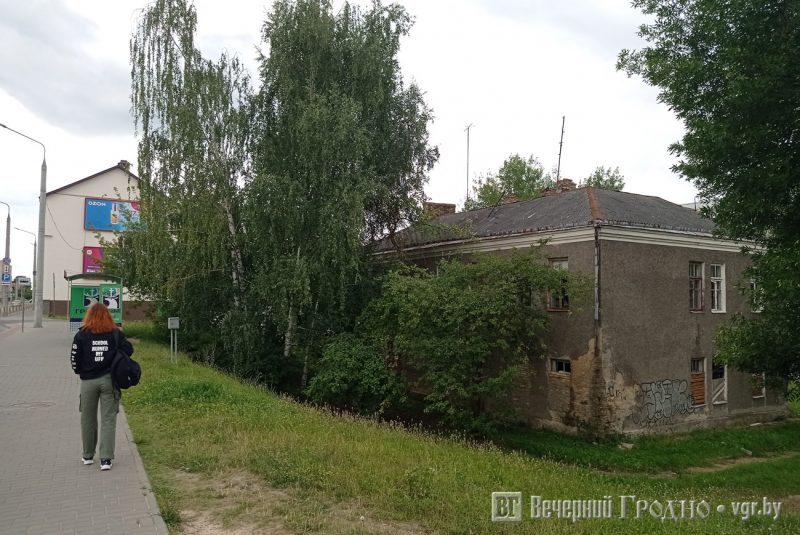 В здании перед генконсульством Польши откроют торговый центр. Исторический фасад сохранят Буденного 52