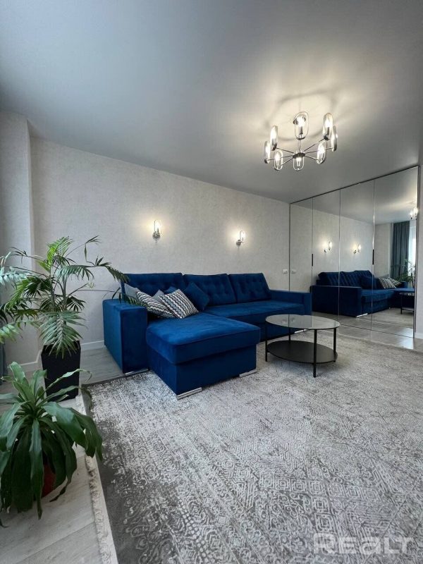 Синий диван в квартире в ЖК Колбасино