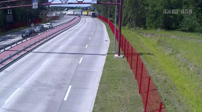 Белорусов допрашивают латвийские пограничники. Также у них осматривают телефон Пункт пропуска Урбаны. Скриншот Hrodna.life