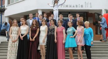 В Гродно наказывают руководство школ, откуда много детей уезжает за границу