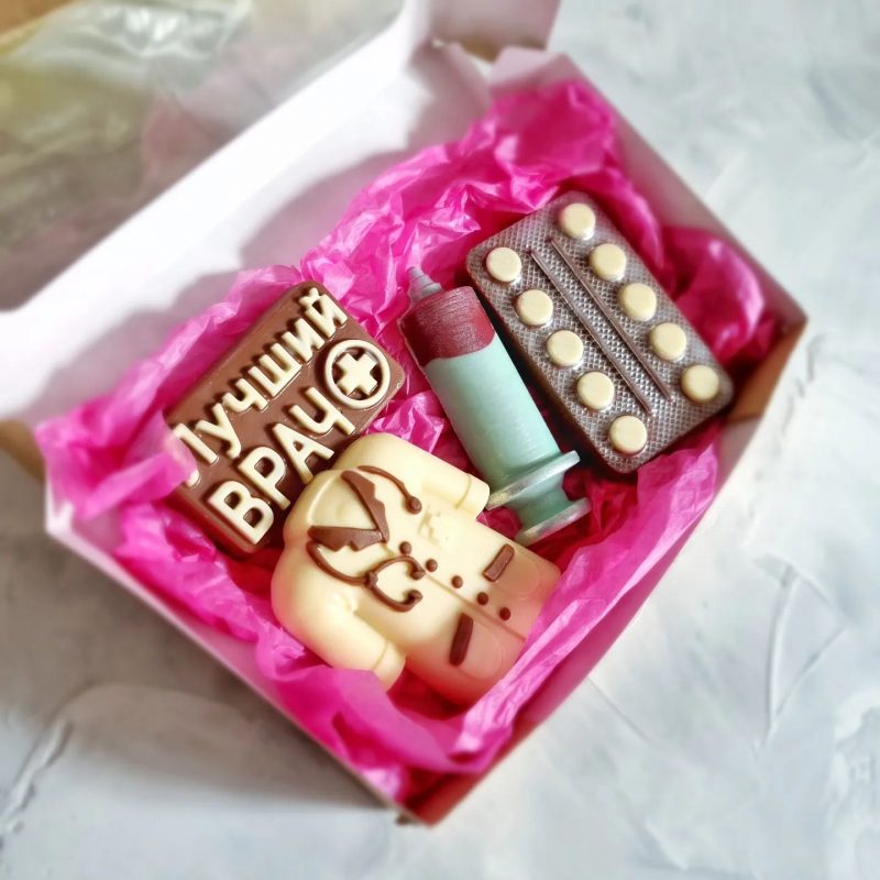 формы для темперированного шоколада позволяют делать разные фигурки, например сладкие подарки для врачей