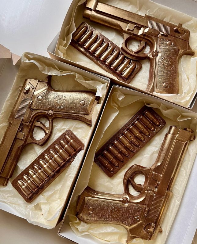 шоколадный пистолет - из шоколада можно сделать любые фигурки и это будет хорошим подарком