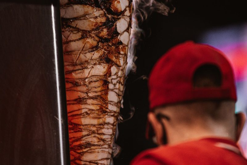 Продукты просроченные, сотрудники без справок: санстанция нашла нарушения у всех гродненских шаурмичных просроченная шаурма в Гродно