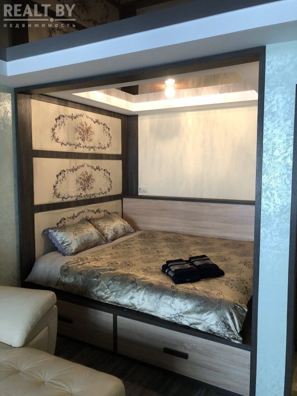 Кровать в квартире на Томина 