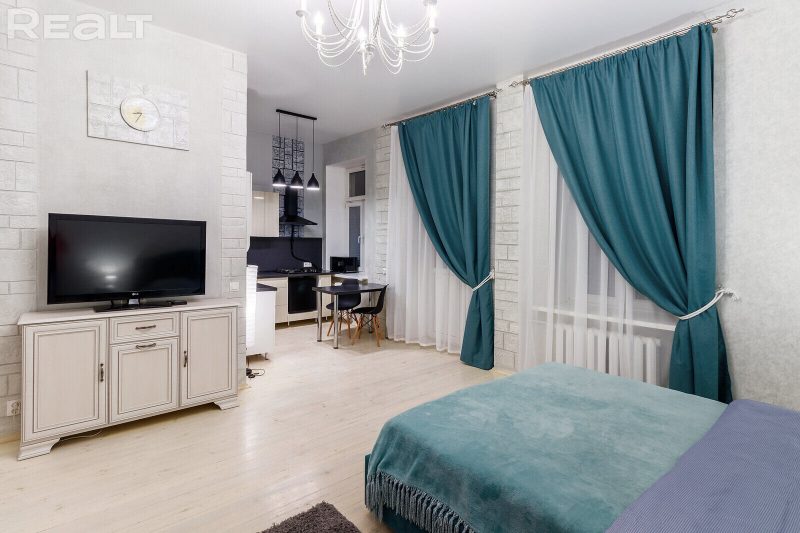 Недвижимость недели: купить однушку-студию в историческом доме Спальня в квартире на Городничанской