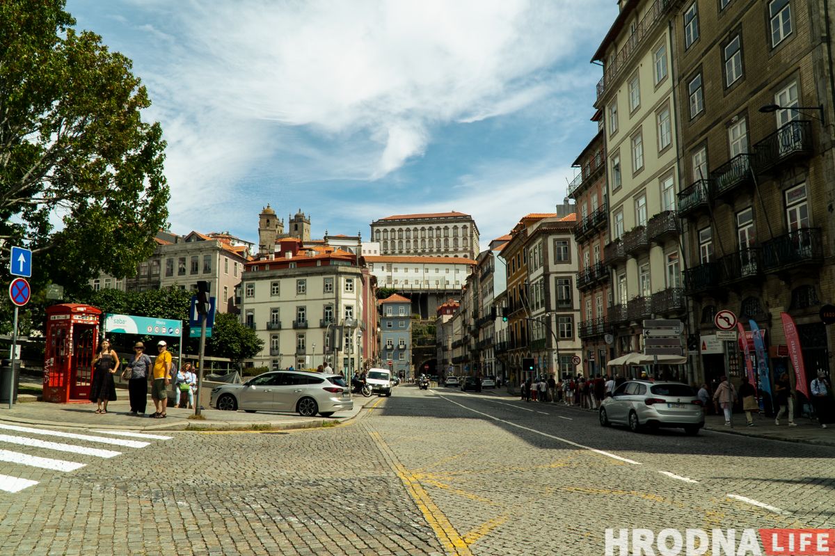 Rua do Infante D. Henrique с видом на собор Порту
