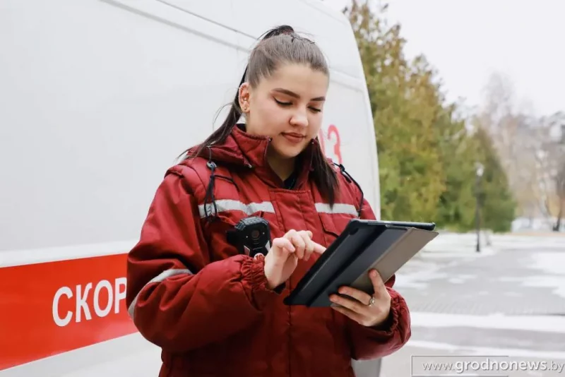 Фельдшеры скорой помощи в Беларуси уже год носят камеры: когда они могут и даже обязаны снимать без разрешения пациента? Фельдшер Гродненской областной станции скорой помощи Лолита Николаева носит видеорегистратор