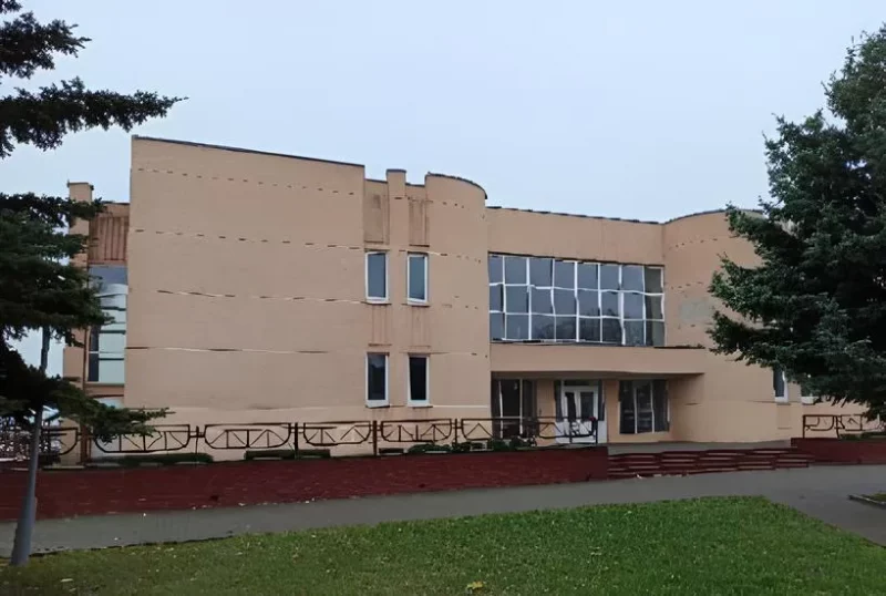 Под Гродно продают большое здание бассейна со скидкой 90% Бассейн в Обухово