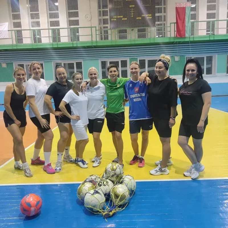 женщины играют в футбол в клубе "Футбольные мамы Гродно"