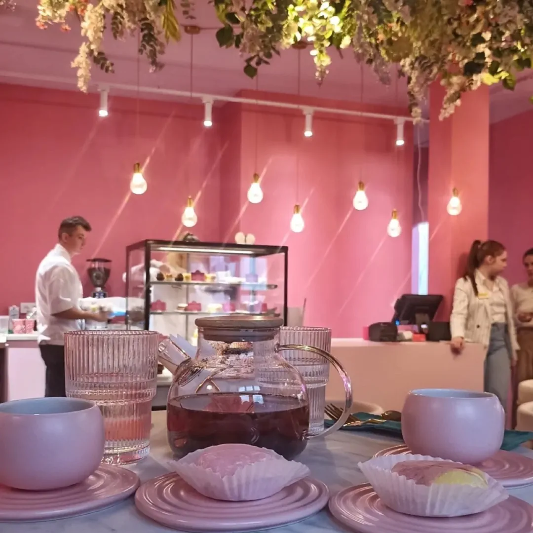 Розовое кафе Myloverberry в Гродно - отличное место для фотосессии в Инстаграм. А еще там подают вкусные десерты и клубнику в шоколаде