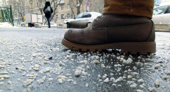 В Беларуси тестируют новый противогололедный реагент. Он должен меньше вредить обуви, автомобилям и экологии