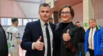 Гродненка, которую судили за БЧБ-штаны, позвала на выборы и сфотографировалась с Дудко