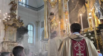 В Фарном костеле Гродно восстановили еще один алтарь XVIII века