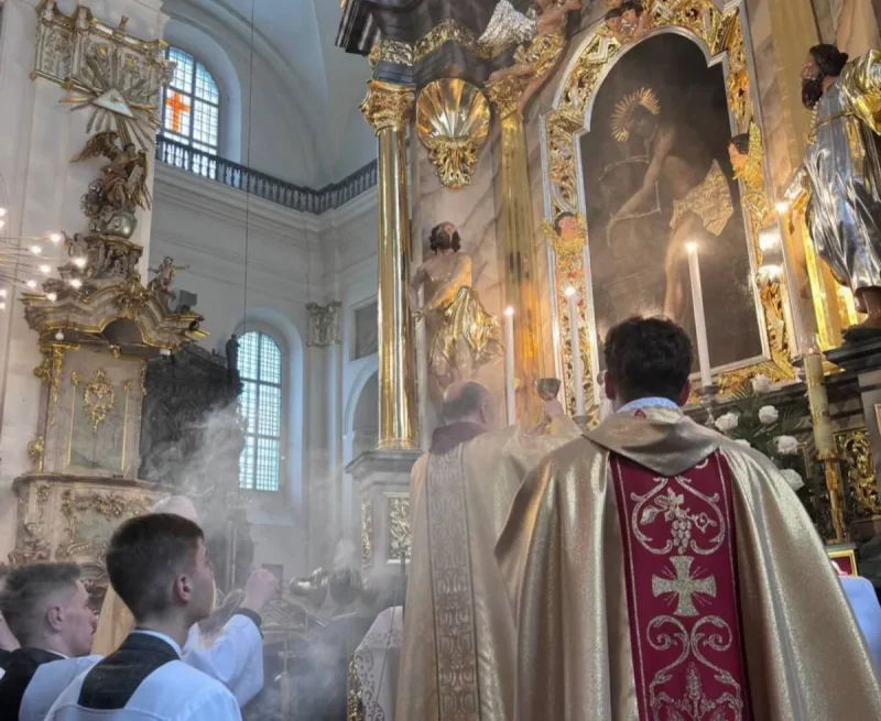 В Фарном костеле Гродно восстановили еще один алтарь XVIII века Отреставрированный алтарь Фарного костела в Гродно. Фото: Максимилиан Пик, пресс-служба Гродненской диоцезии