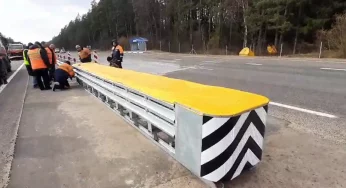 Безопасен даже при скорости 130 км/ ч: на М6 появился новый отбойник