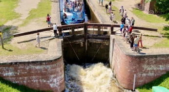 На Августовском канале открыли сезон-2024: уже можно кататься на теплоходе