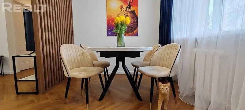 Недвижимость недели: купить двушку свободной планировки с гардеробной в "географическом центре Гродно" Стол в квартире на Горького 65